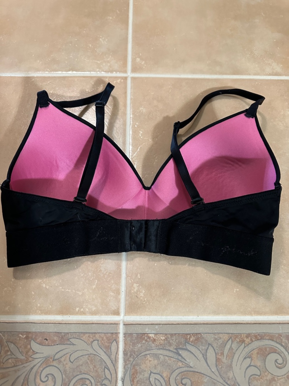 EUC PINK Victoria's Secret Black Seamless Molded Bra - Picture 2 of 5